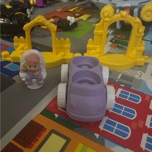 Fisher-Price Purple Car and Yellow Gates Playset